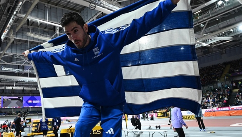 O Tεντόγλου με την ελληνική σημαία