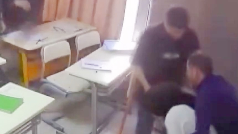 Η στιγμή που δάσκαλος σώζει μαθήτρια από πνιγμό με τη μέθοδο Χάιμλιχ (vid)