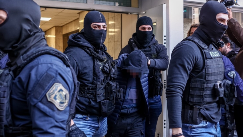 «Έκλεισε η δικογραφία για τη δολοφονία του αστυνομικού στον Ρέντη, με κατηγορούμενο μόνο τον 18χρονο για την φωτοβολίδα»