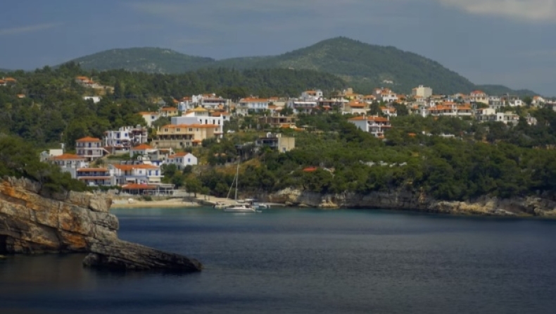 «Το κρυμμένο διαμάντι της Ελλάδας»: Το ελληνικό νησί που έχει «μαγέψει» τους Βρετανούς (vid)