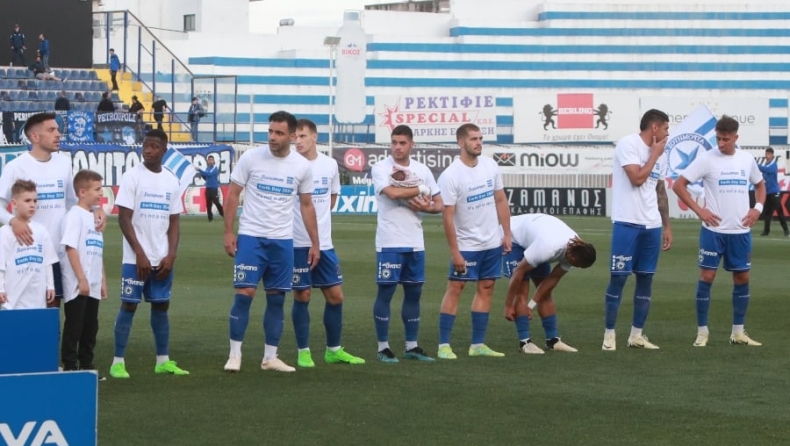 Ατρόμητος - Κηφισιά: Όμορφη στιγμή με τον Τριμμάτη να μπαίνει στο γήπεδο με το νεογέννητο μωράκι του