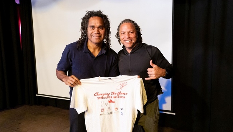 Ολυμπιακός: Μοίρασαν χαμόγελα στο Ζάννειο του Πειραιά ο Καρεμπέ με τον παλαίμαχος παίκτη των ΗΠΑ, Κόμπι Τζόουνς