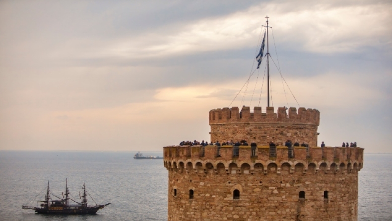 Θεσσαλονίκη: Νεκρός ο άνδρας που έπεσε από τον Λευκό Πύργο