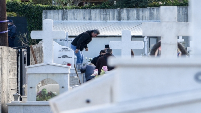 Χαμός και άγριο ξύλο σε κηδεία στη Θεσσαλονίκη: 60χρονος άρπαξε έναν μαρμάρινο σταυρό και χτύπησε μια γυναίκα στο κεφάλι