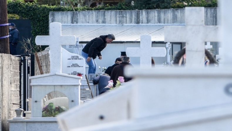Χαμός και άγριο ξύλο σε κηδεία στη Θεσσαλονίκη: 60χρονος άρπαξε έναν μαρμάρινο σταυρό και χτύπησε μια γυναίκα στο κεφάλι