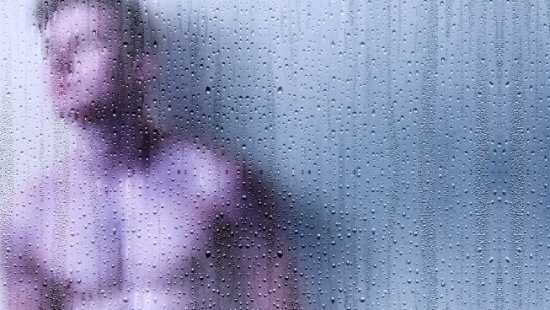 Πρωινό ή βραδινό ντουζ: Οι ειδικοί απαντούν