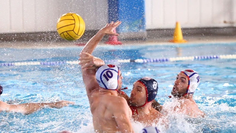 Ο Μπούσλιε με το σκουφάκι του Ολυμπιακού