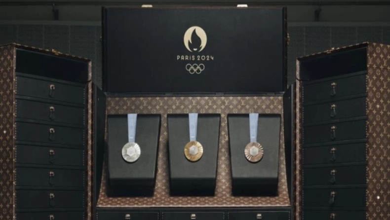 Η Louis Vuitton στους Ολυμπιακούς Αγώνες: Ο οίκος μόδας «ντύνει» τα μετάλλια και τη δάδα
