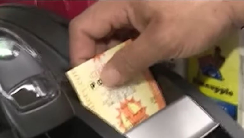 Αδιανόητη έμπνευση: Με 2 δολάρια κέρδισε 1,3 δισ. στο Poweball και έγραψε ιστορία (vid)