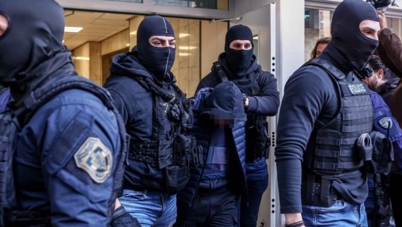 Θάνατος αστυνομικού Ρέντη: Επιχείρηση της Αστυνομίας και συλλήψεις οπαδών του Ολυμπιακού για τον θάνατό του (vid)