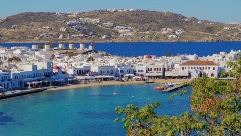 Βρετανίδα travel blogger «έκραξε» τη Μύκονο ενόψει καλοκαιριού: «Κακόγουστη παγίδα χρημάτων»
