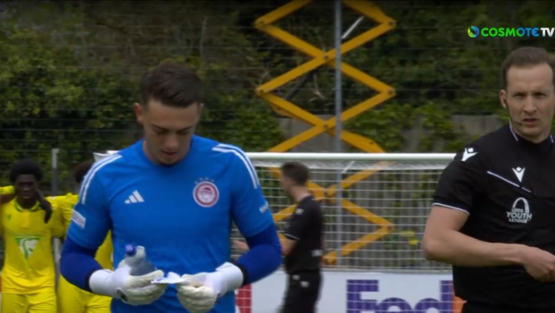 Ολυμπιακός: Το μαγικό... χαρτάκι του Σίνα που «ντύθηκε» Τζολάκης στη διαδικασία των πέναλτι (vid)