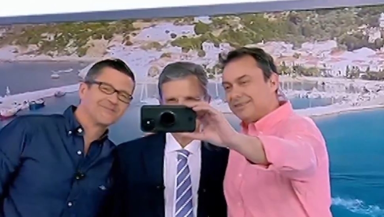 Οι «Αταίριαστοι» είπαν αντίο στον Αυτιά με μια selfie: «Θα είναι συλλεκτική» 