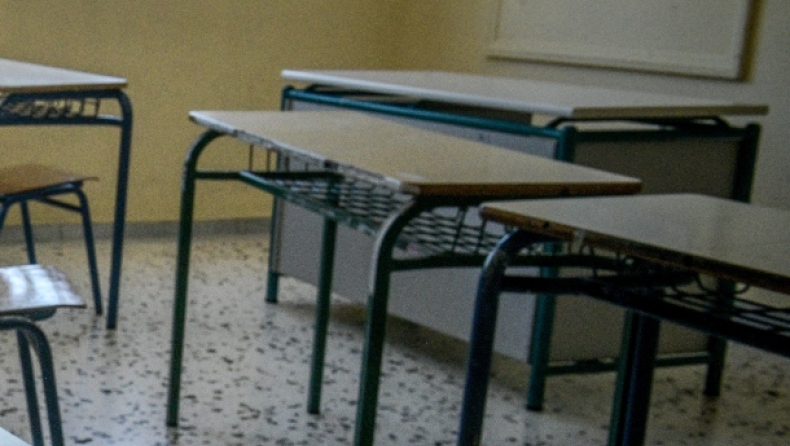 Εξωσχολικοί μπούκαραν σε σχολείο της Πάτρας και το γέμισαν με αφρούς