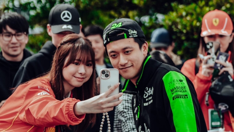 F1 - O Ζου παιδάκι στις εξέδρες του GP Κίνας με καπέλο Ferrari