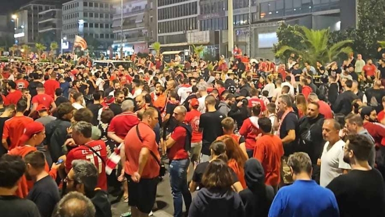 Ολυμπιακός: Πανικός στην Συγγρού με τον κόσμο των «ερυθρολεύκων» να περιμένει τους θριαμβευτές (vid)