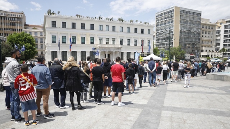 Ολυμπιακός - Φιορεντίνα: Ουρές για 2η μέρα από τους Έλληνες για να δουν από κοντά το κύπελλο του Conference League (vid)