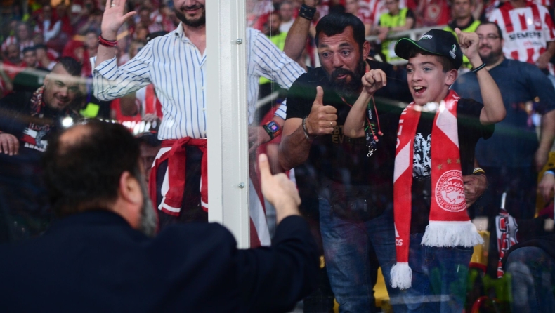 Τελικός Conference League: Ο Βαγγέλης Μαρινάκης χαιρέτησε τον μικρό Γιαννάκη 