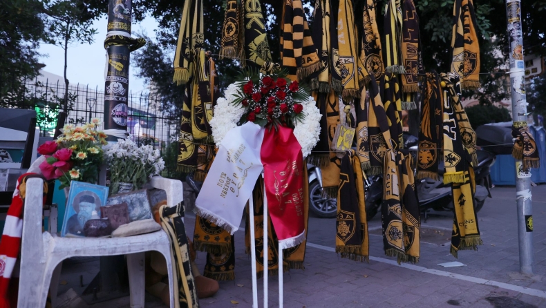 Τελικός Conference League: Φίλοι του Ολυμπιακού άφησαν στεφάνι στη μνήμη του Μιχάλη Κατσούρη 