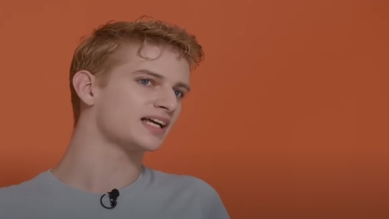 Βουτιά θανάτου από τον πέμπτο όροφο έκανε ο 22χρονος Ερμής Καραγιάννης: «Προσπάθησε ο πατέρας του να τον σώσει και έπεσε από τα χέρια του» (vid)