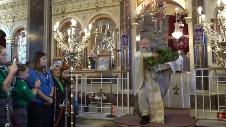 Έγινε πάλι viral ο «ιπτάμενος ιερέας» στη Χίο (vid)