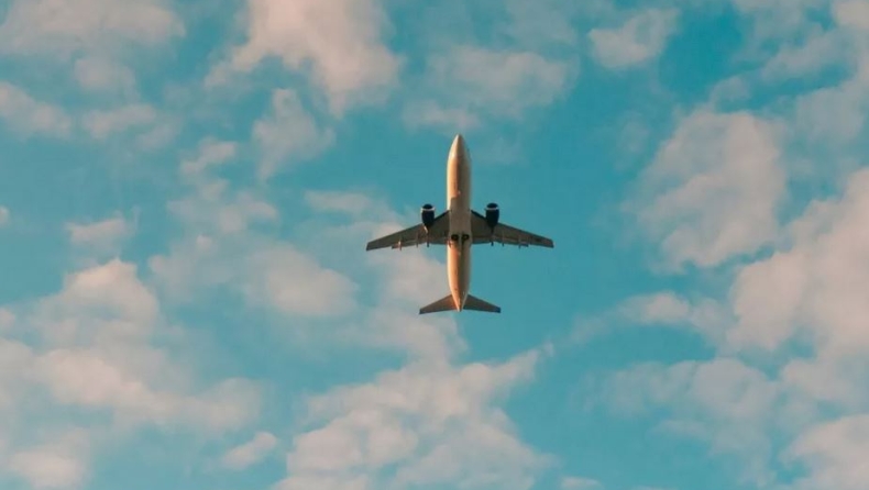 5 παράξενα πράγματα που συμβαίνουν στο σώμα σου, όταν ταξιδεύεις με αεροπλάνο