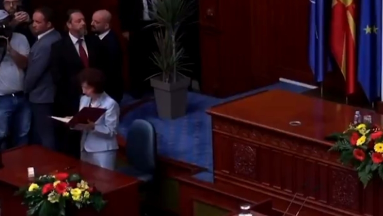 Η Σιλιάνοφσκα ορκίστηκε πρόεδρος και αποκάλεσε τη χώρα της «Μακεδονία»: Αποχώρησε η Ελληνίδα πρέσβης