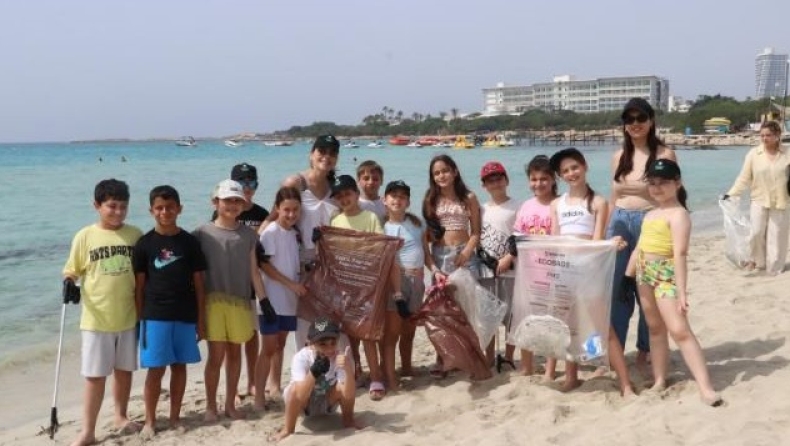 ΚΟΠ, UEFA και μαθητές καθάρισαν την παραλία Λάντα στην Αγία Νάπα