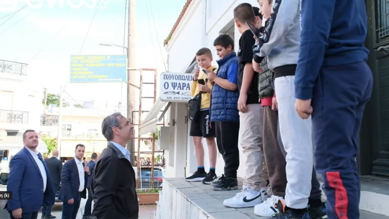 Μητσοτάκης σε πιτσιρικάδες στην Αλεξανδρούπολη: «Θα πάρει το πρωτάθλημα η ΑΕΚ, έχετε καλές πιθανότητες» (vid)
