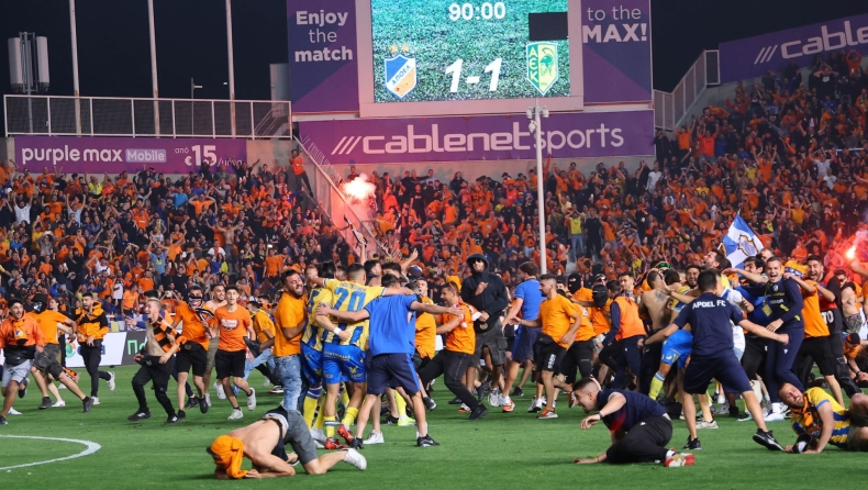 ΑΠΟΕΛ - ΑΕΚ Λάρνακας: «Ντου» των φιλάθλων στον αγωνιστικό χώρο μετά το σφύριγμα της λήξης (vid)
