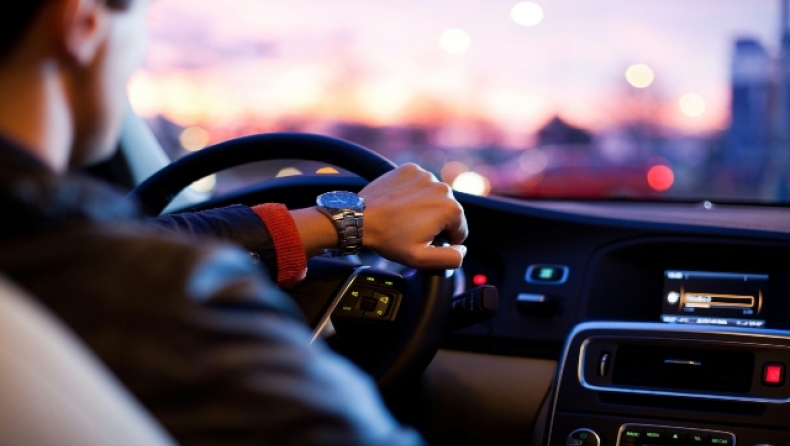 «Αν το κάνεις αυτό ενώ οδηγάς μάλλον είσαι ψυχοπαθής»: Νέα μελέτη ρίχνει φως στην επικίνδυνη συνήθεια των οδηγών 