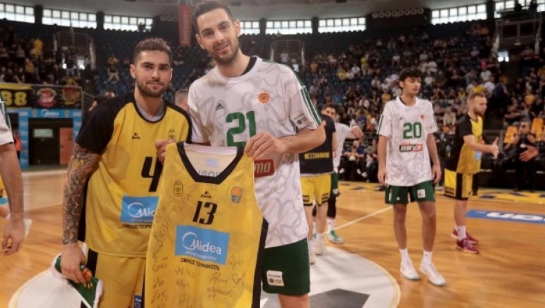 Άρης: Όμορφη κίνηση των παικτών με υπογεγραμμένη φανέλα για τον φροντιστή του Παναθηναϊκού, Πάρη Δερμάνη