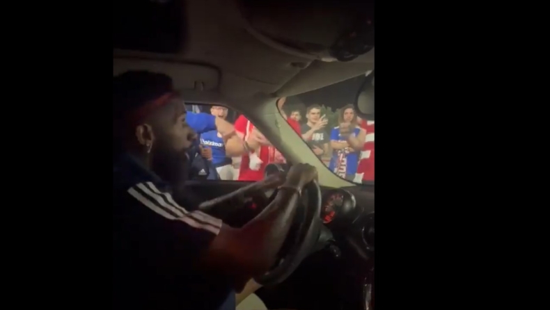 Ολυμπιακός: Η «πολιορκία» του αμαξιού του Ροντινέι από τον κόσμο και το «πάμε guys, μπράβο» του Βραζιλιάνου (vid)