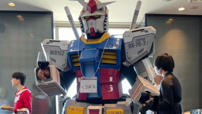 Πήγε στον γάμο του φίλου ντυμένος ρομπότ Gundam για να τον τρολάρει (vid)