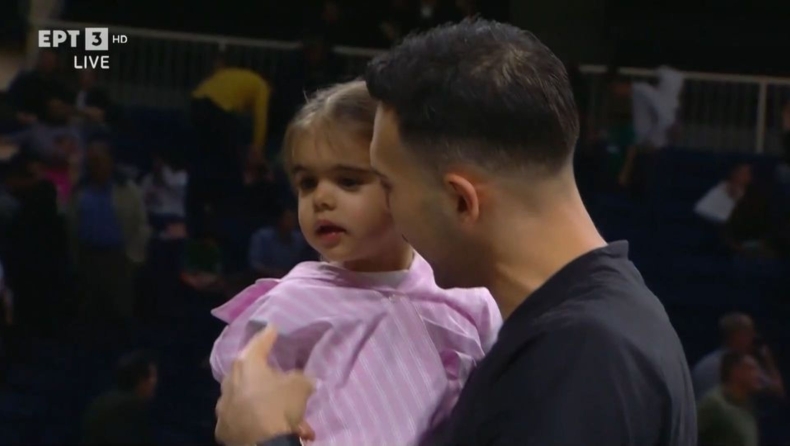 Παναθηναϊκός: Ο Σλούκας τραγούδησε τον ύμνο αγκαλιά με την κόρη του