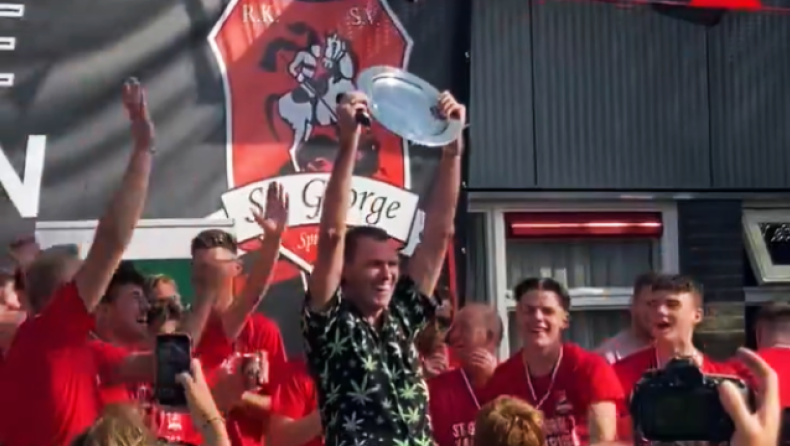 Ολλανδία: Διαιτητής πανηγύρισε το τρόπαιο ομάδας και τιμωρήθηκε με ισόβιο αποκλεισμό! (vid)