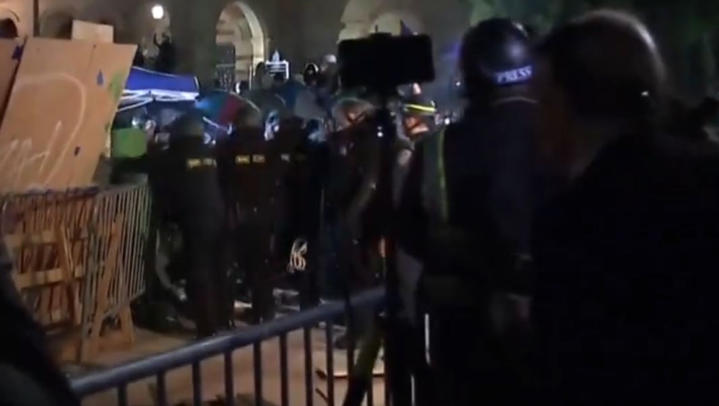 Χάος στο Πανεπιστήμιο UCLA: Λαστιχένιες σφαίρες κατά των φιλοπαλαιστίνιων φοιτητών ρίχνει η αστυνομία (vid)
