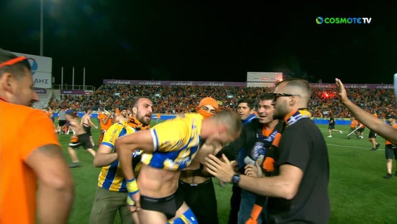 ΑΠΟΕΛ - ΑΕΚ Λάρνακας: Οπαδοί των «γαλαζοκίτρινων» πήγαν να γδύσουν τον Πέτροβιτς! (vid)