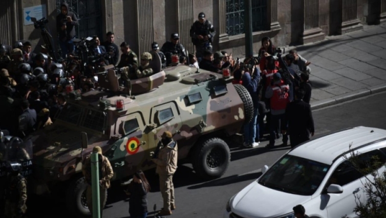 Πραξικόπημα στη Βολιβία: Άρματα είναι σταθμευμένα μπροστά από το προεδρικό μέγαρο