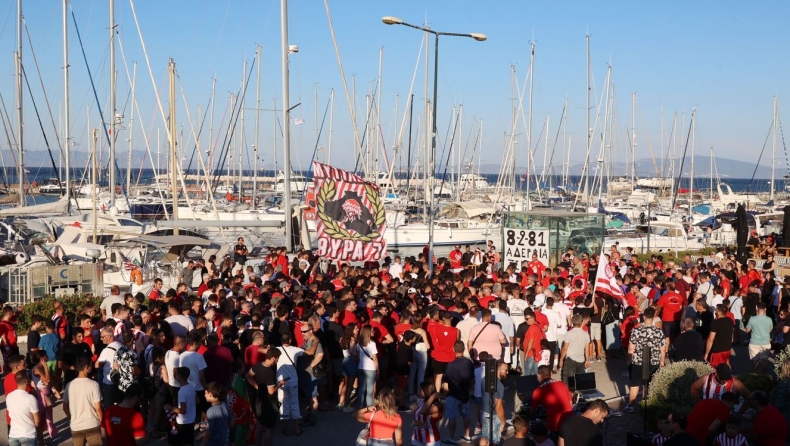 Ολυμπιακός: Πλήθος κόσμου στη Μυτιλήνη για τα ευρωπαϊκά τρόπαια