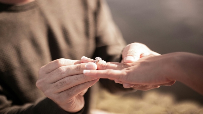 Τύπος αρνήθηκε να ξοδέψει πενταψήφιο ποσό για δαχτυλίδι αρραβώνων: «Δεν το αξίζει» 
