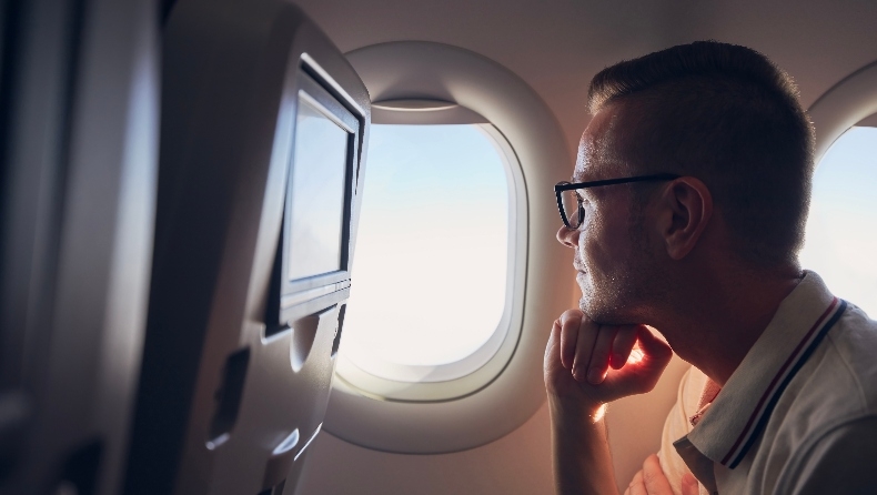 Τι είναι το rawdog; Η παράξενη ταξιδιωτική τάση που σαρώνει το TikTok