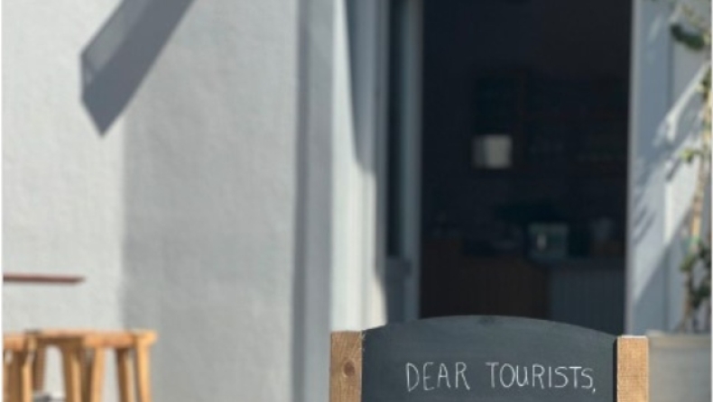 «Μη σηκώνεστε για να κάτσουν οι τουρίστες»: Μαγαζί στη Σαντορίνη στέλνει ένα απίστευτο μήνυμα στους ντόπιους 