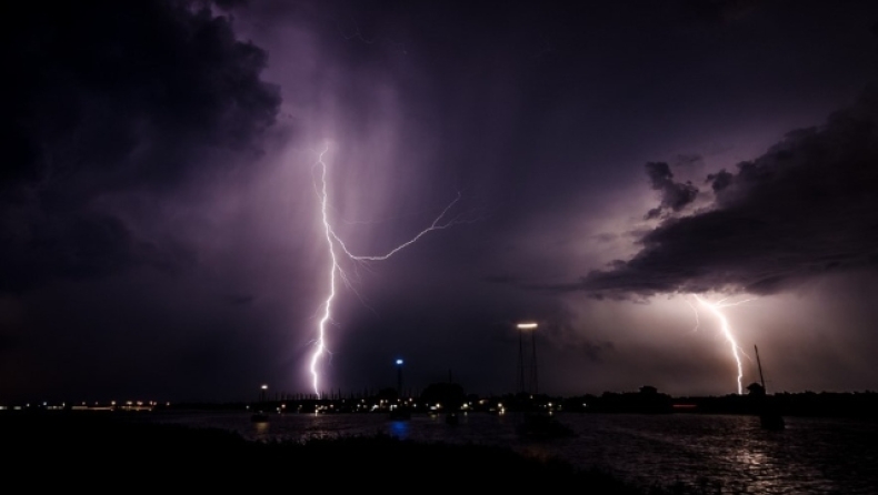 Τι συμβαίνει όταν ένας κεραυνός χτυπάει στη θάλασσα και πώς θα προστατευτείτε αν κολυμπάτε: Η συμβουλή του Θοδωρή Κολυδά
