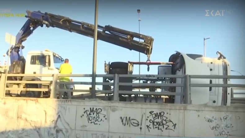 Ανατροπή νταλίκας στη λεωφόρο Κηφισού για Πέτρου Ράλλη: Έφυγε τρέχοντας ο οδηγός (vid)
