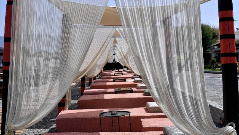 Οι πιο εξωφρενικές τιμές για ξαπλώστρες σε παραλίες της Αττικής (vid)