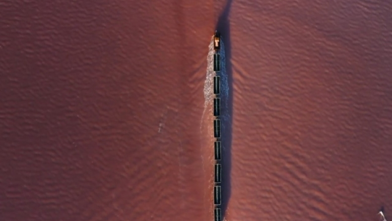 Κινηματογραφιστής κατέγραψε μαγικές εικόνες στο Καζακστάν: Τρένο κινείται κατά μήκος λίμνης (vid) 