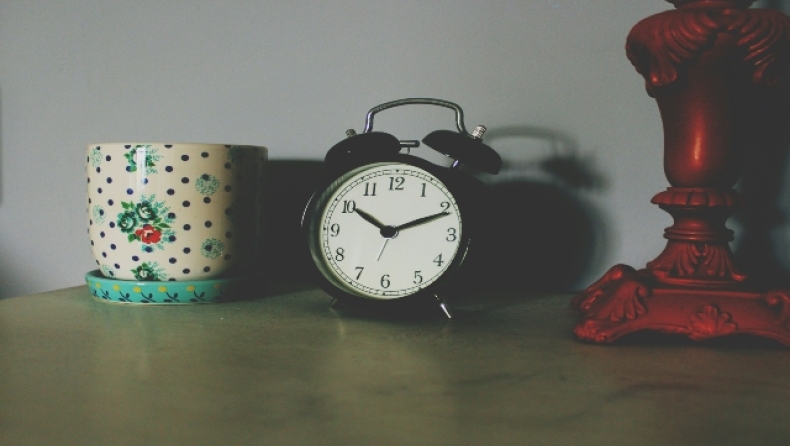 Ειδικός σε θέματα ύπνου αποκάλυψε γιατί δεν πρέπει να βάζετε ξυπνητήρι το Σαββατοκύριακο 