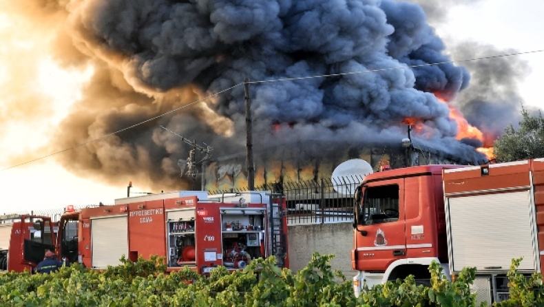 Φωτιά σε εργοστάσιο λιπασμάτων στα Νεόκτιστα Ασπροπύργου: Έσπευσε ειδική ομάδα χημικών της ΕΜΑΚ, καίγεται δεξαμενή με νιτρικό οξύ!