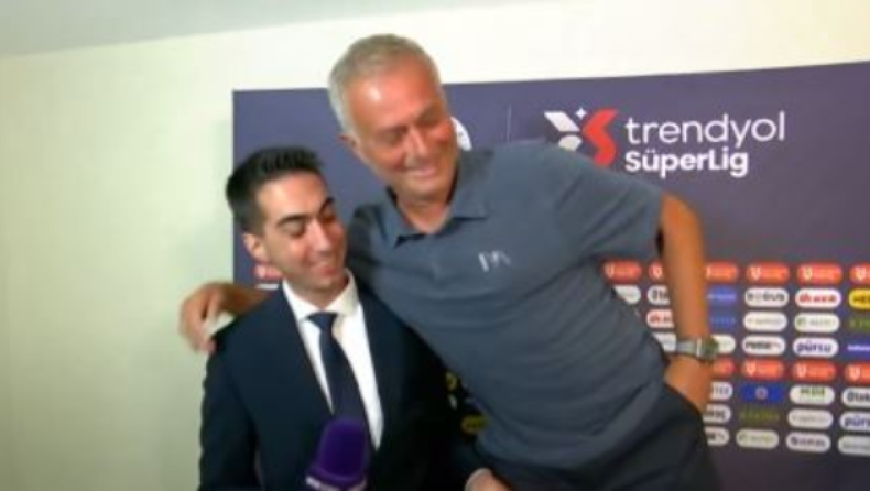 Μουρίνιο: Ανέβηκε σε σκαπμό τη στιγμή της συνέντευξης για να φτάσει σε ύψος τον δημοσιογράφο (vid)